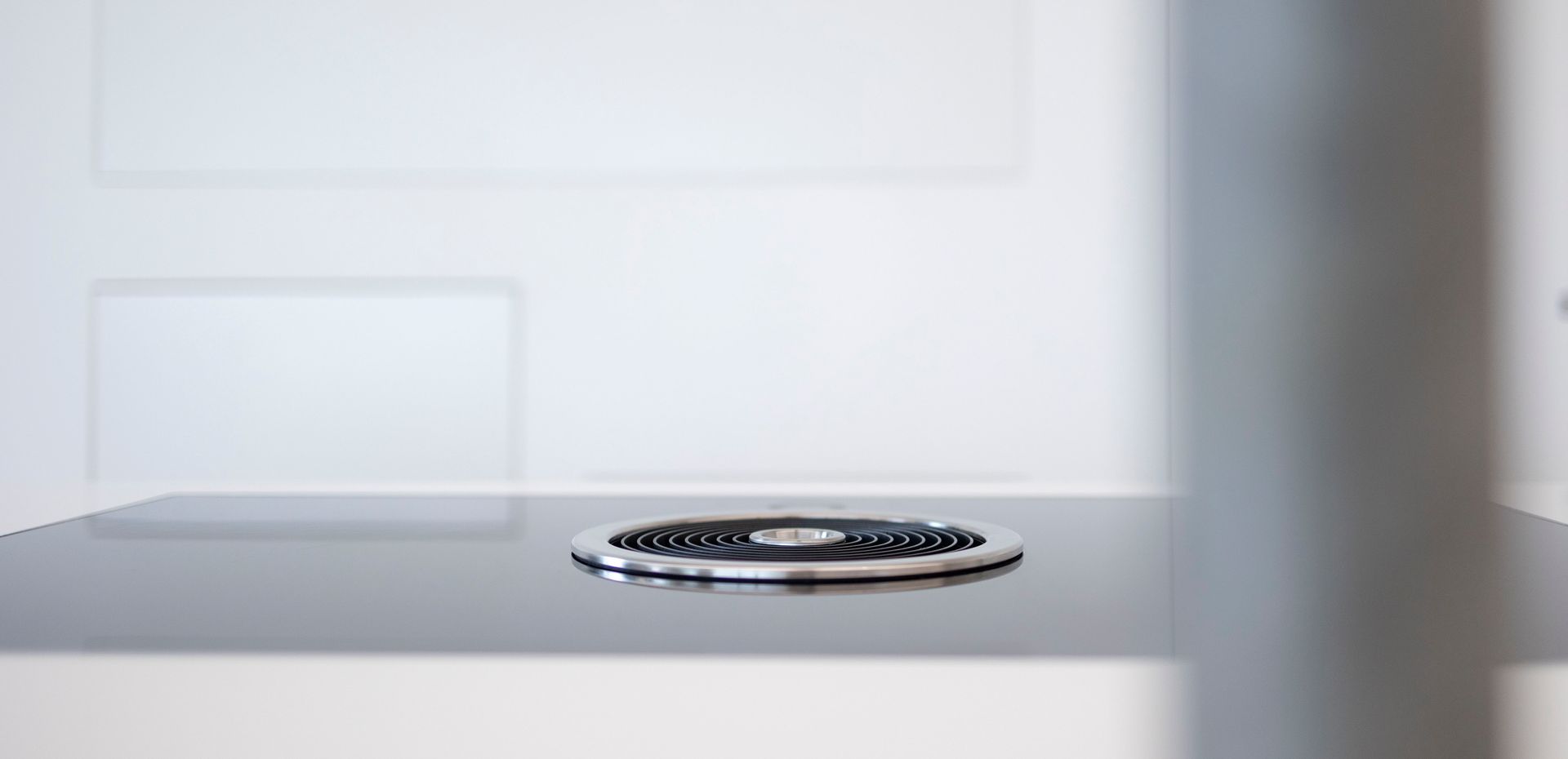 Auf einem Tisch liegt eine Fernbedienung.