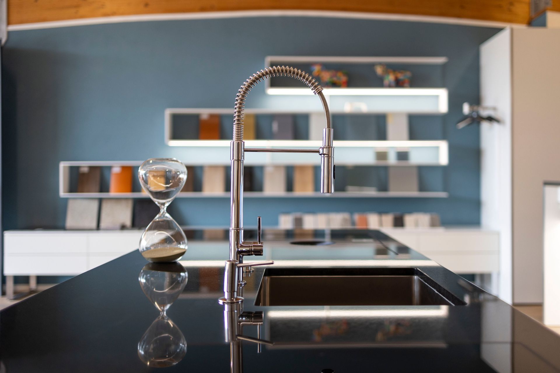 Eine Küche mit einer Spüle und einer Sanduhr auf der Theke