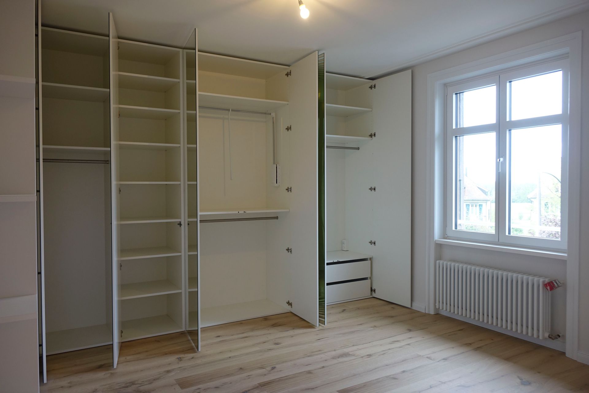 Ein leerer Raum mit vielen Regalen und einem Fenster