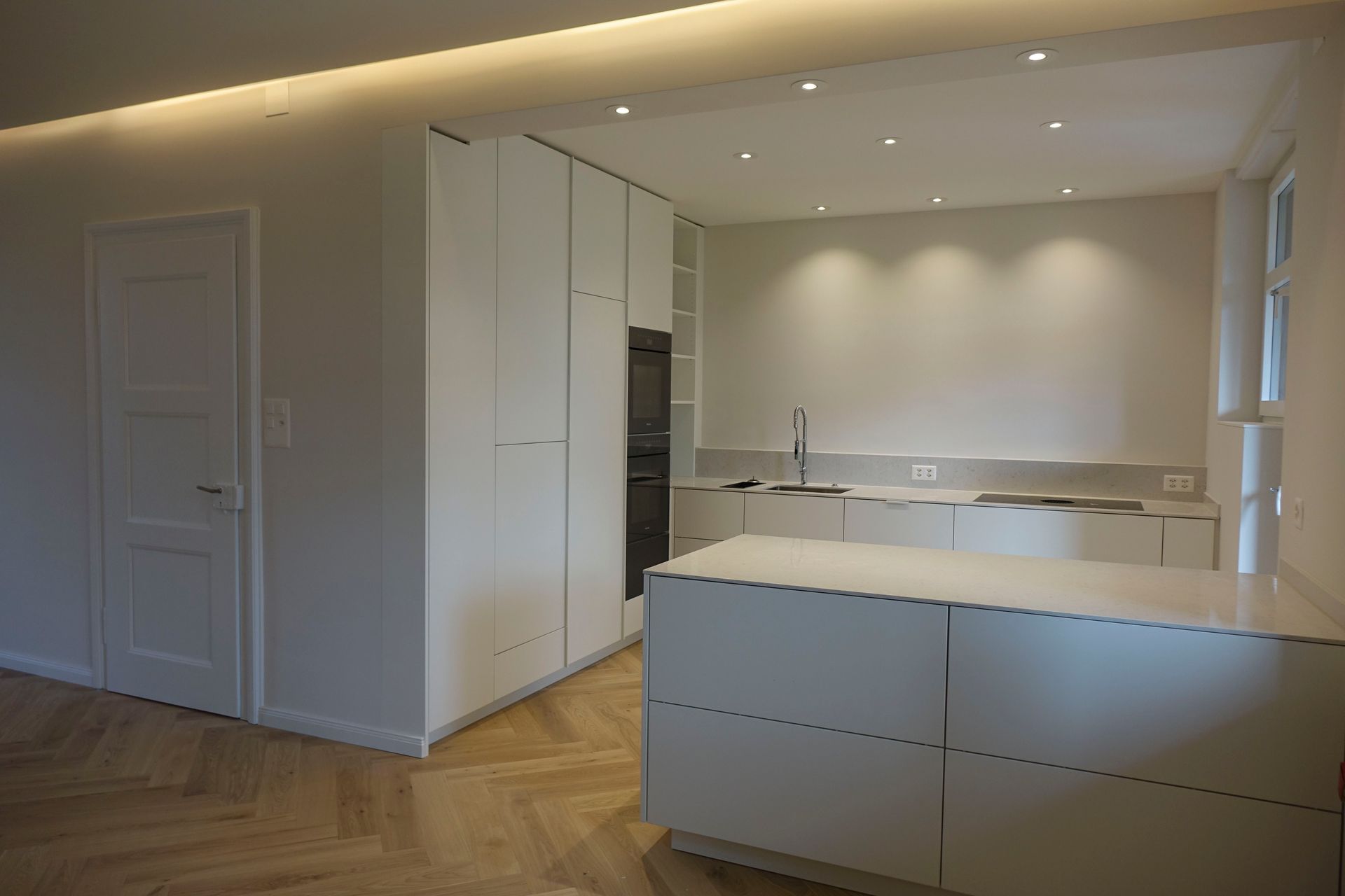 In der Mitte der Küche befindet sich eine große Insel.