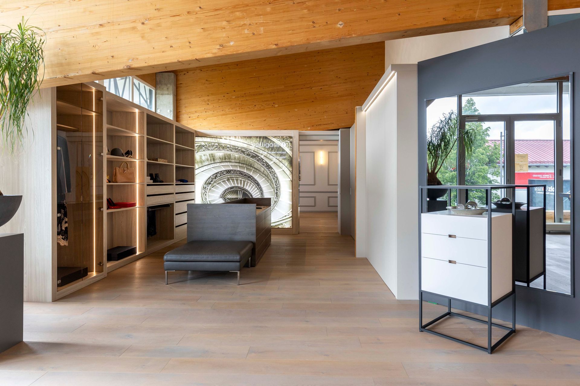 Ein Raum mit vielen Möbeln und einer Holzdecke.