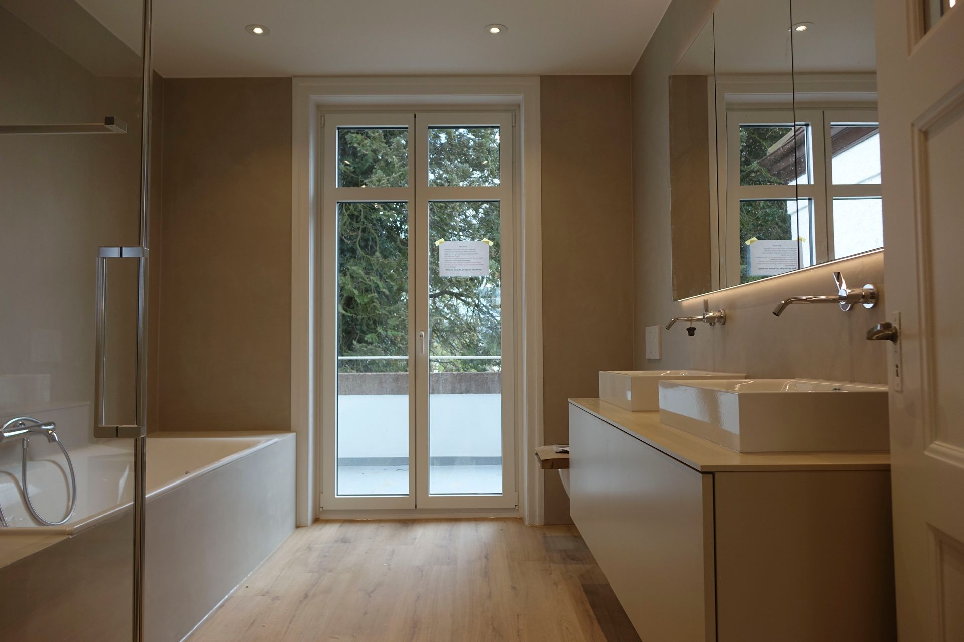 Ein Badezimmer mit zwei Waschbecken und einer Badewanne.