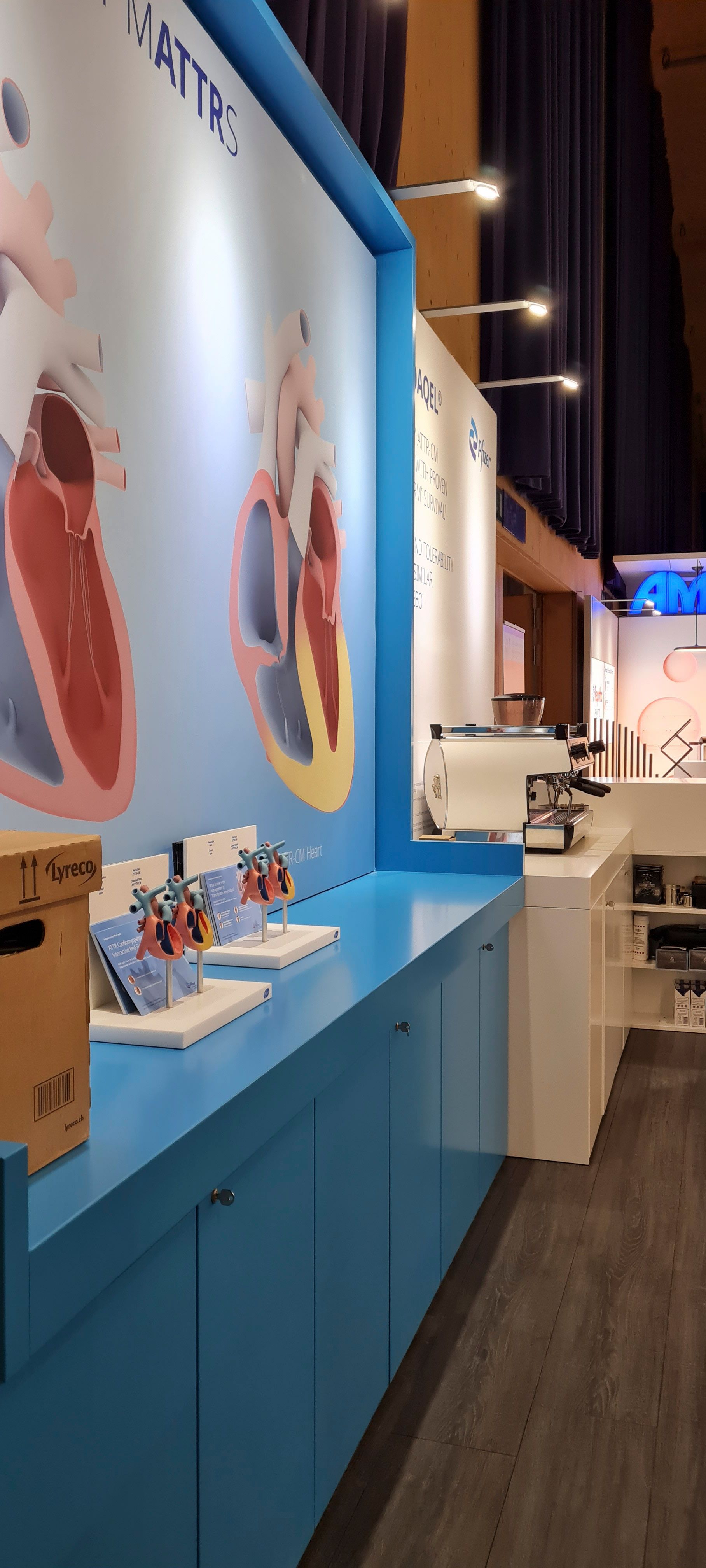 Ein Raum mit blauen Schränken und einer großen Wand mit dem Bild eines Herzens darauf.