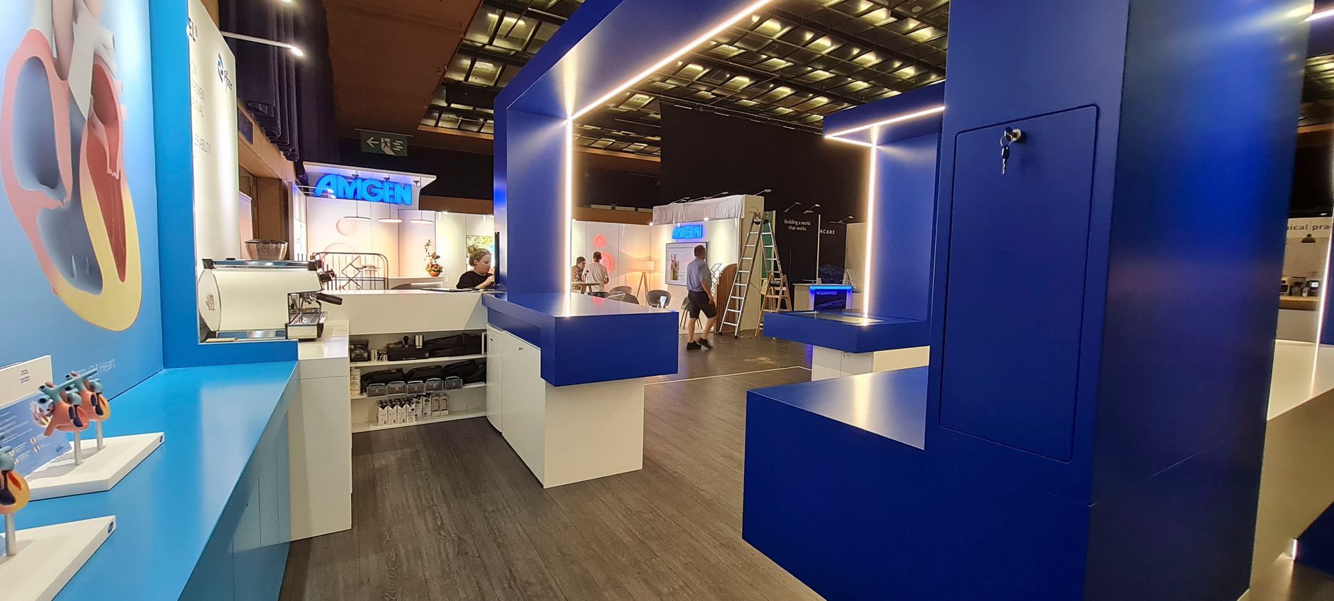 Ein großer Raum mit vielen blauen und weißen Möbeln und einer Decke.