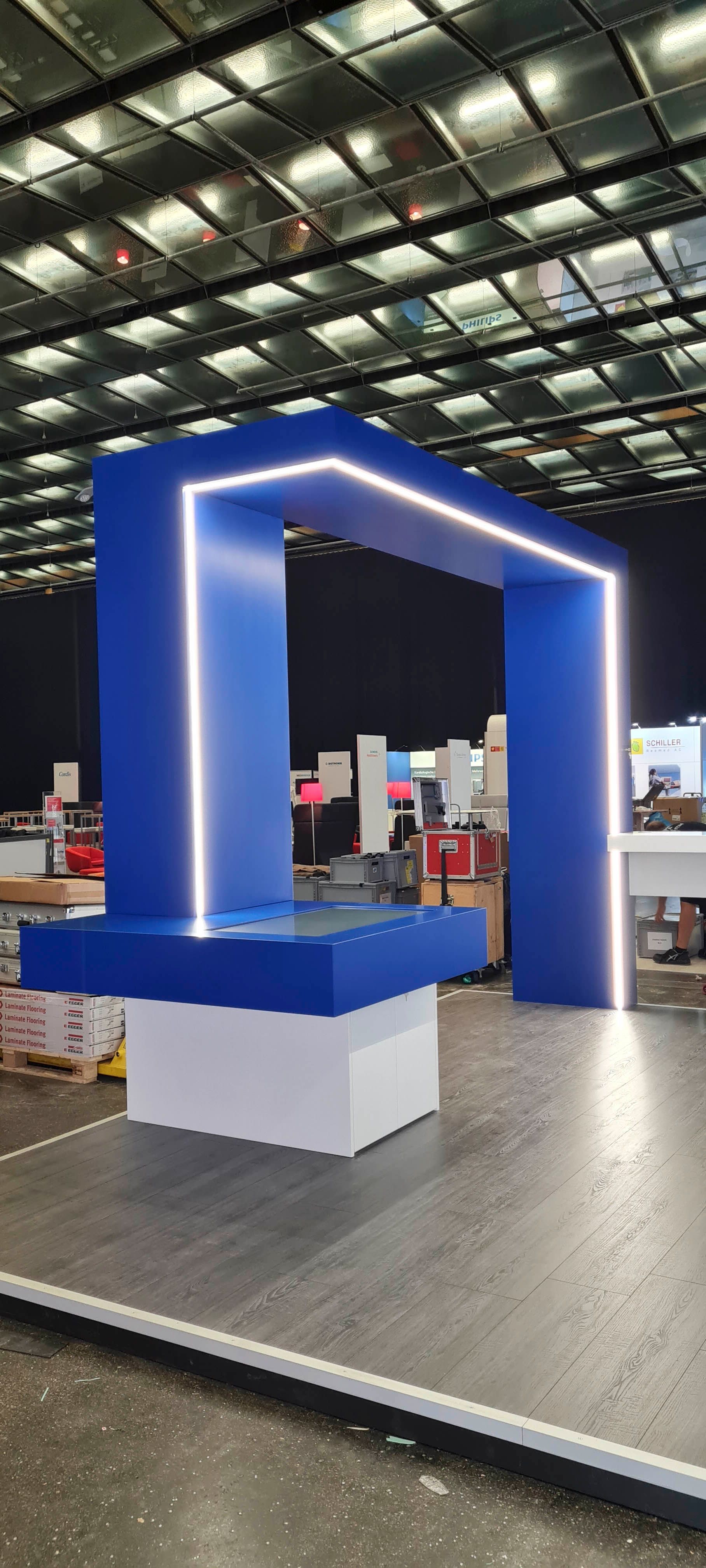 Eine blau-weiße Ausstellung in einem großen Raum mit einer Decke.