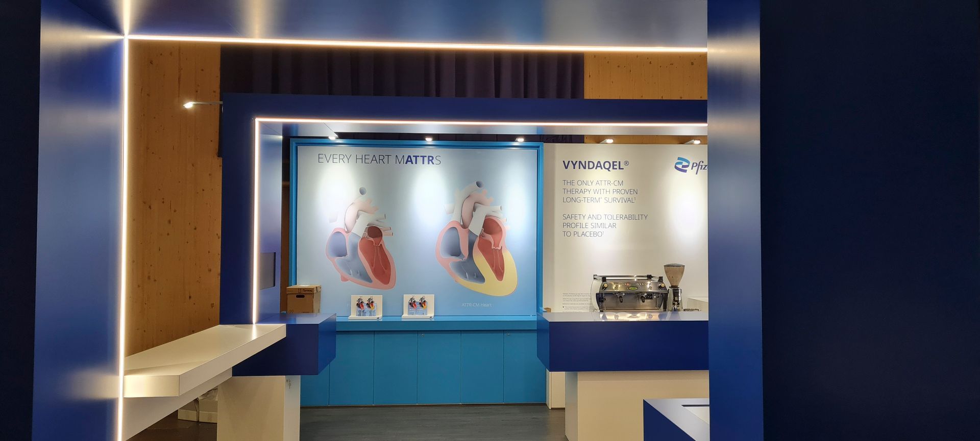 Ein blau-weißer Raum mit einer Projektionsleinwand an der Wand.