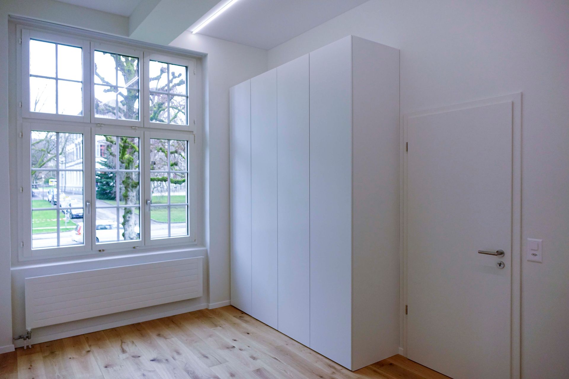 In der Mitte des Raumes befindet sich ein großes Fenster.