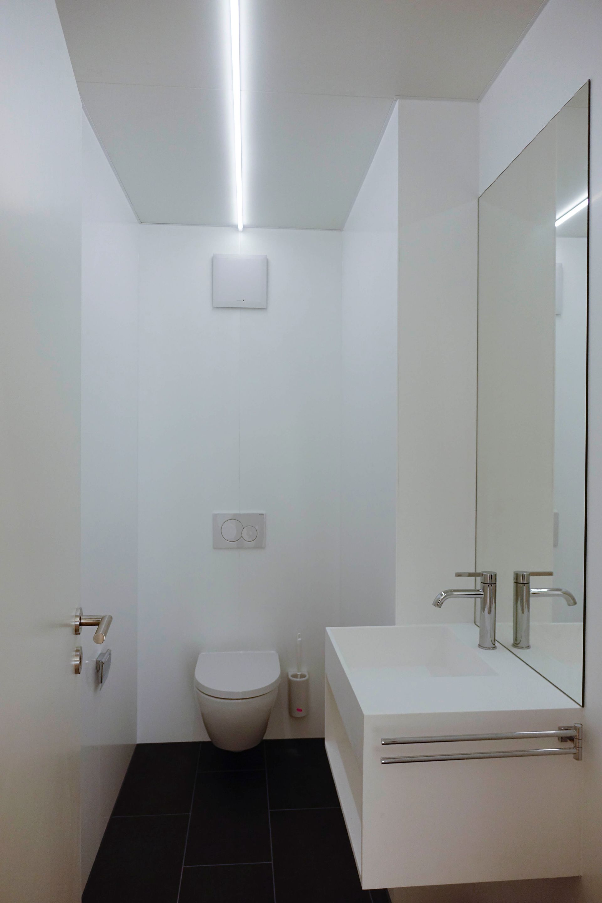 Ein Badezimmer mit Toilette, Waschbecken und Spiegel.