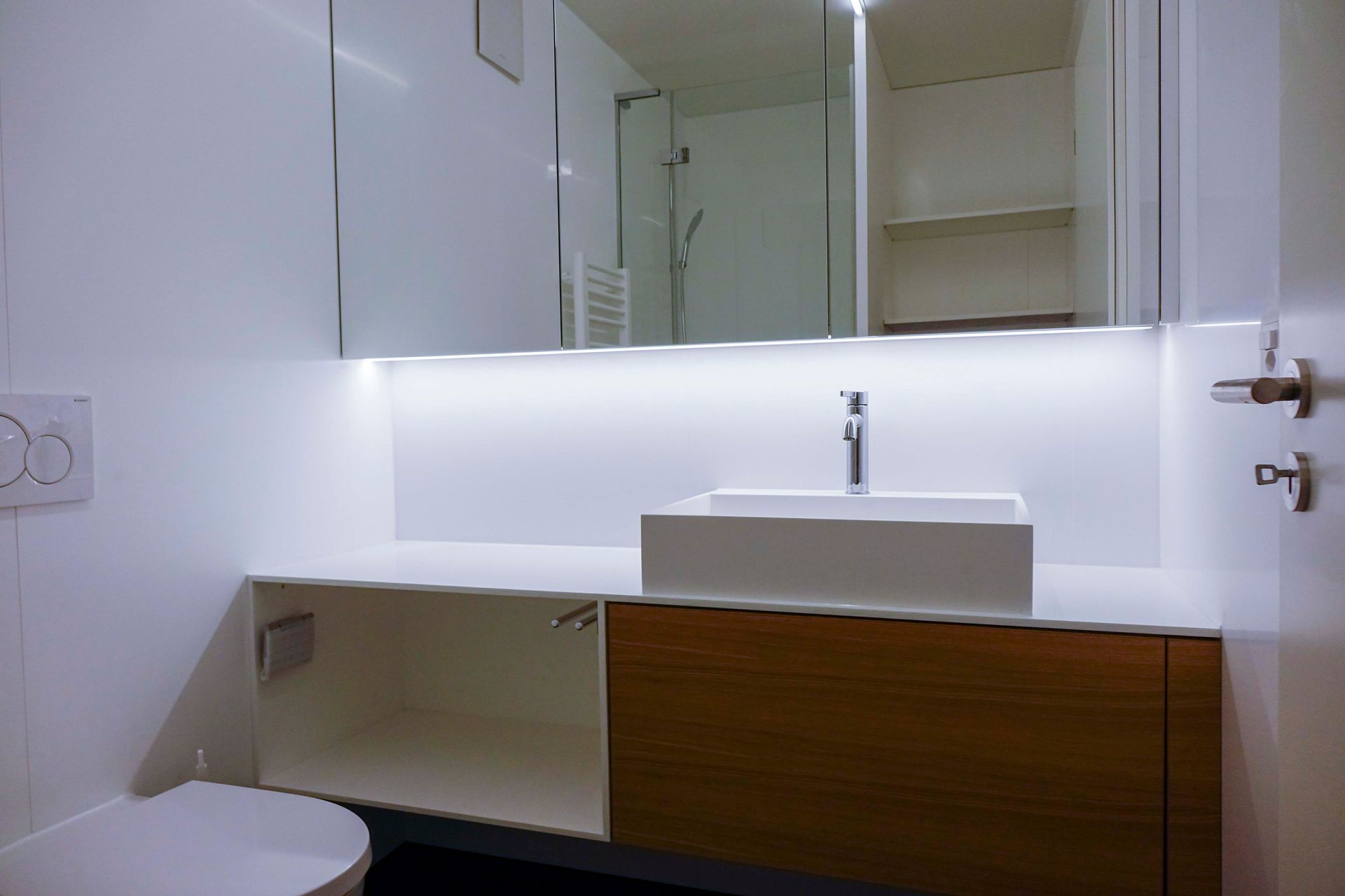 Ein Badezimmer mit Waschbecken, Toilette und Spiegel