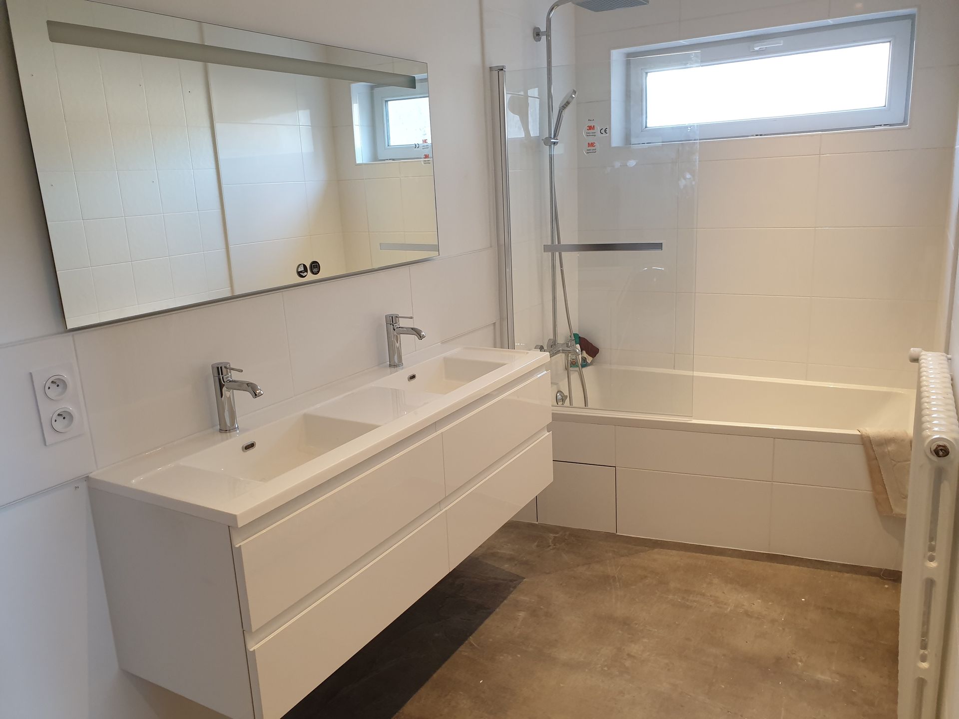 Salle de bains avec baignoire