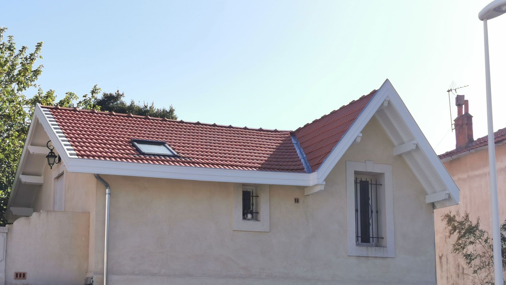 Maison avec une fenêtre de toit