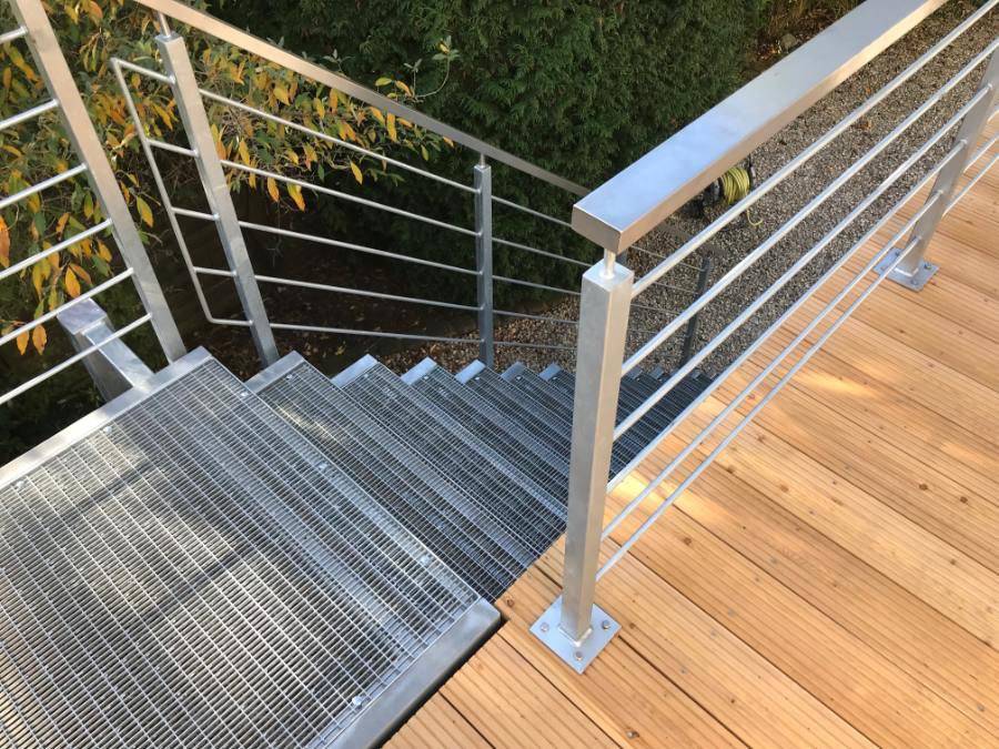 Stahltreppe an einem Balkon