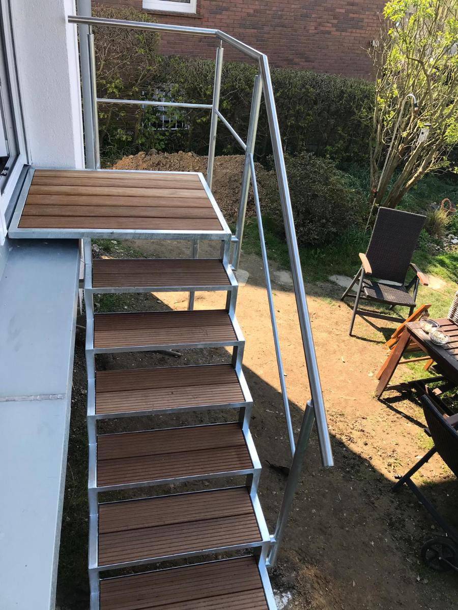 Stahltreppe an einem Balkon