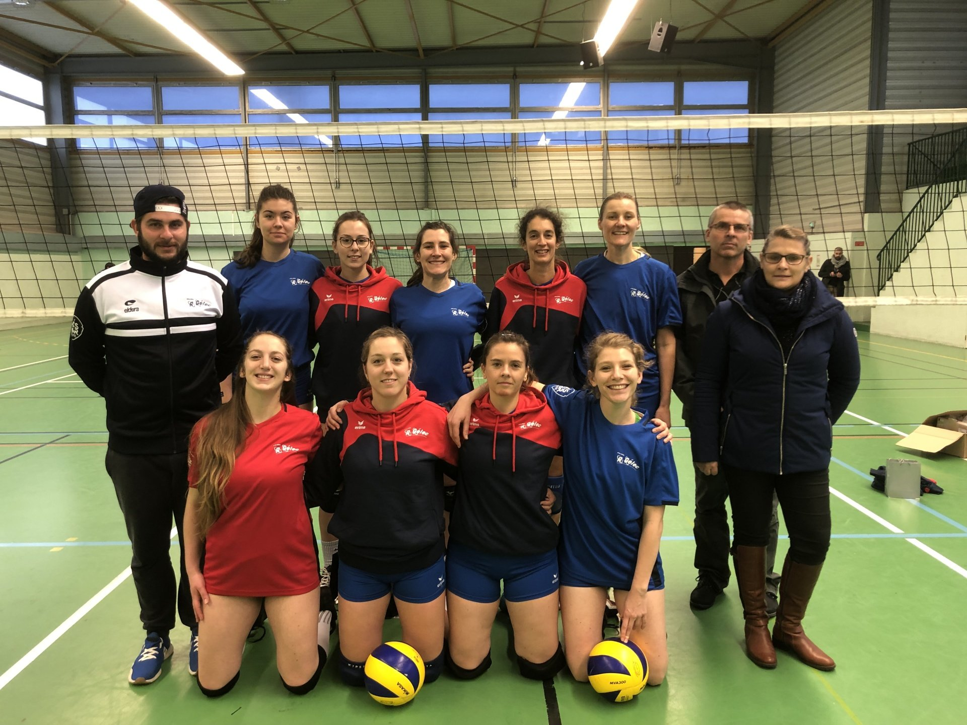 Photo de face de l'équipe féminine de volley de Rezé devant un filet sur le terrain en 2019