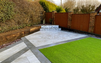 Une personne plante une fleur dans un pot avec une pelle.
