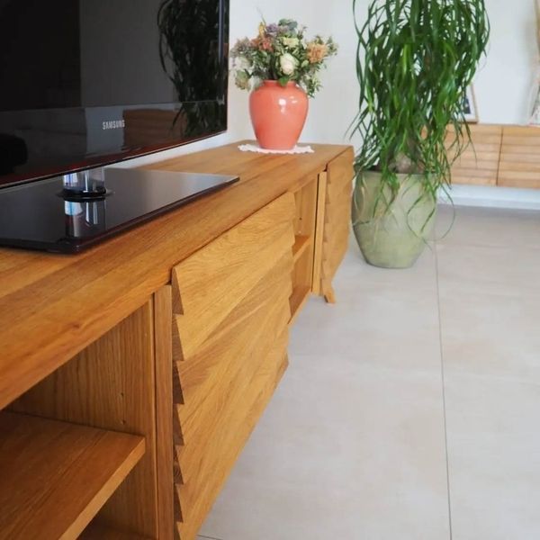 Ein modernes, helles Medienmöbel