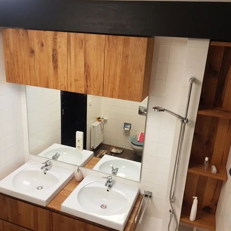 Eine Draufsicht auf einen Badezimmerwaschtisch