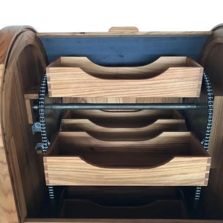 Das Innere eines Holzschranks