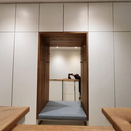 Eine Wand aus weißen, raumhohen Schränken