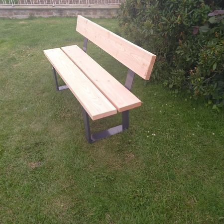 Eine einfache hölzerne Gartenbank