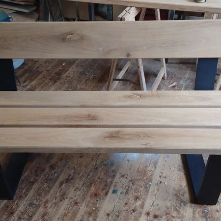 Eine Holzbank mit natürlicher Oberfläche