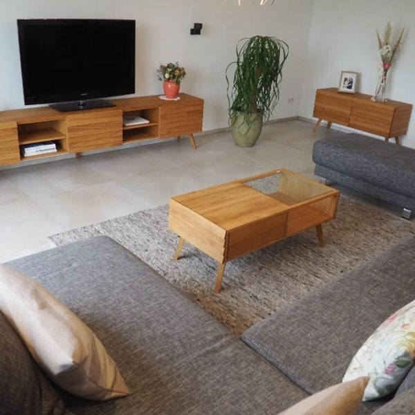 Ein modernes Wohnzimmer mit grauen Sofas