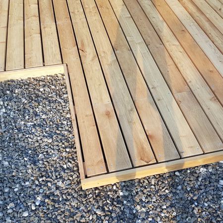 Eine Holzterrasse mit parallel verlaufenden Dielen