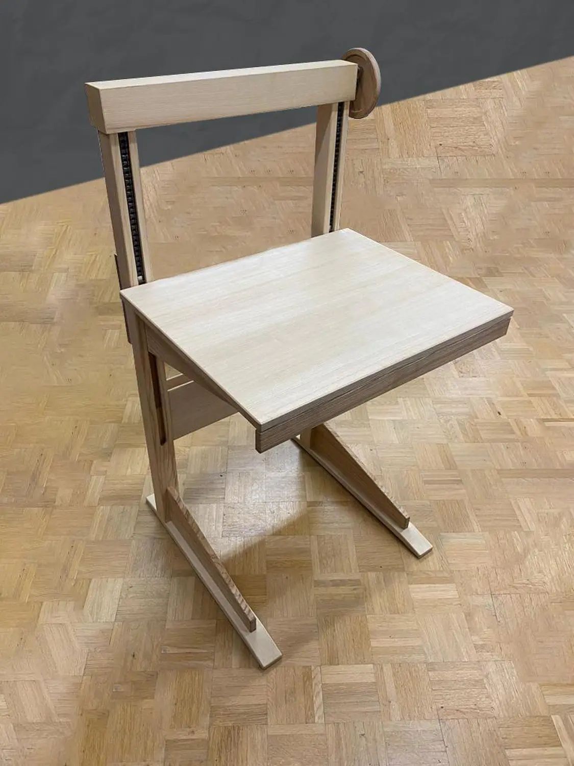 Ein höhenverstellbarer Schreibtisch