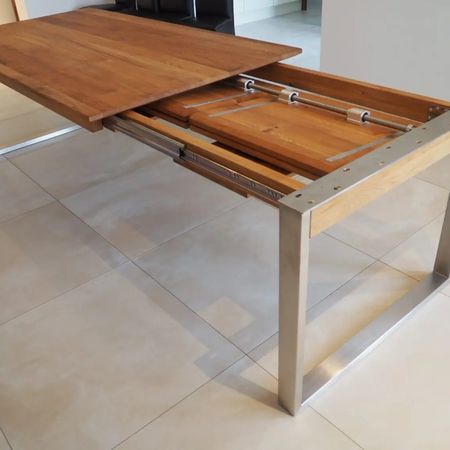 Ein ausziehbarer Esstisch aus Holz mit Metallgestell