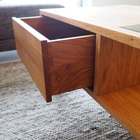 Eine Nahaufnahme einer geöffneten Holzschublade in einem modernen Tisch