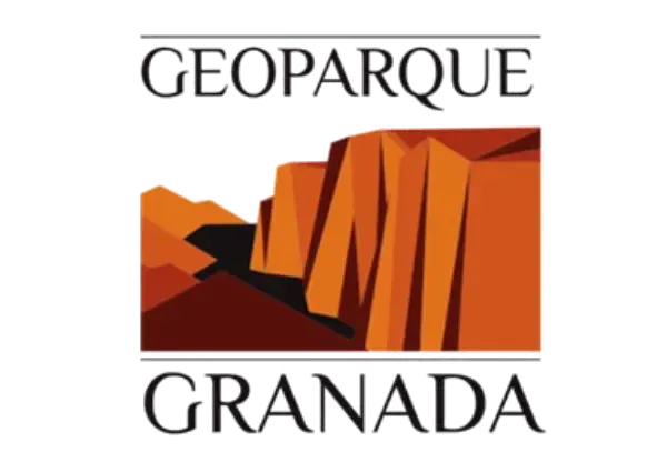 Logotipo del Geoparque Granada. Escena de un cañón estilizado en naranja y marrón bajo las palabras