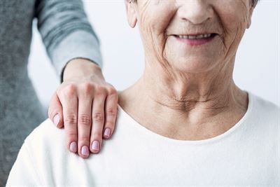 Eine Frau legt ihre Hand auf die Schulter einer älteren Frau.