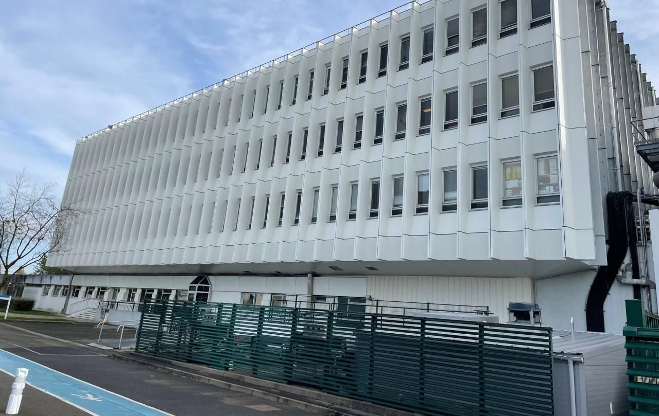 Un enduit de façade rose.