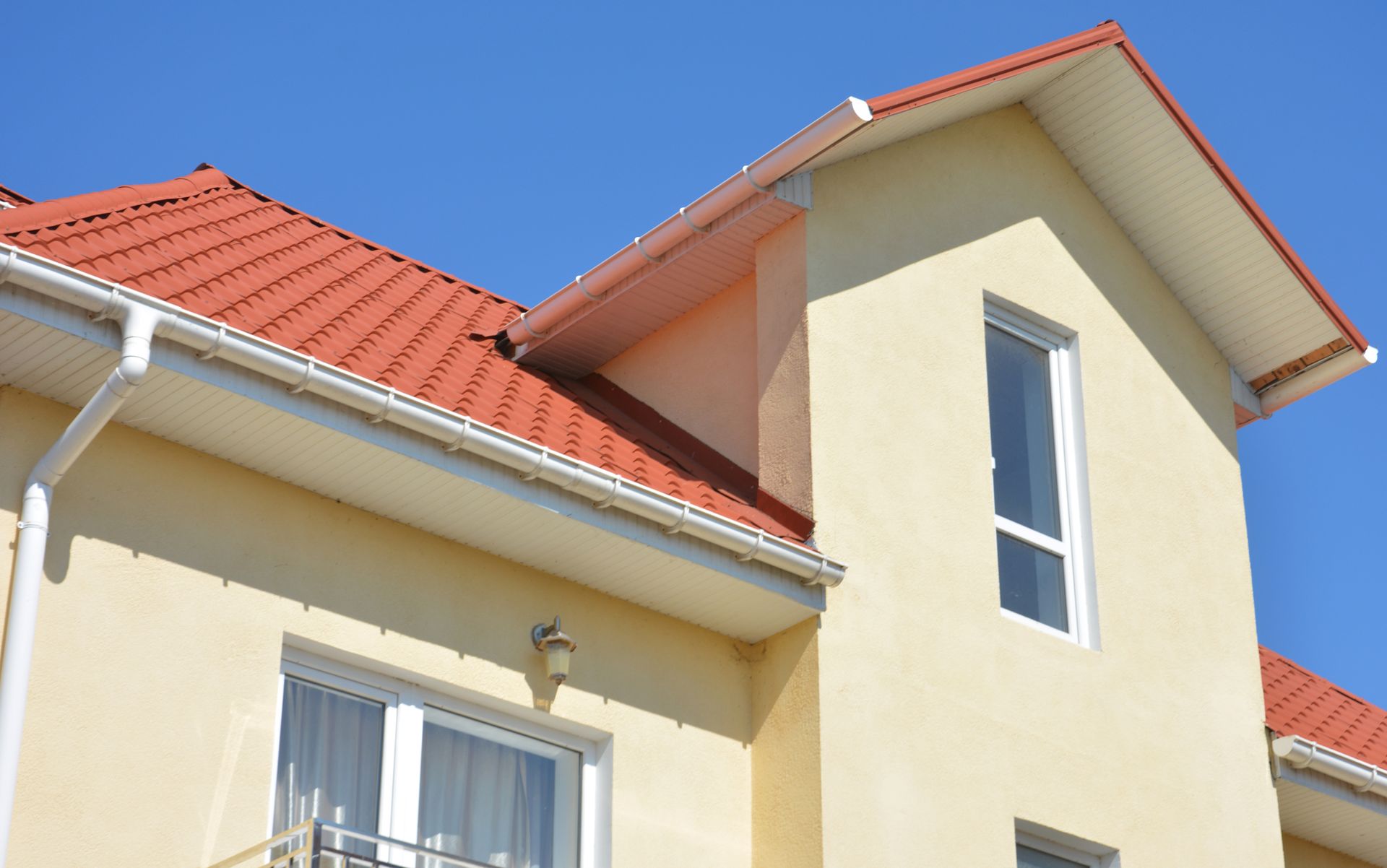 La façade d'une maison avec une fenêtre étroite.