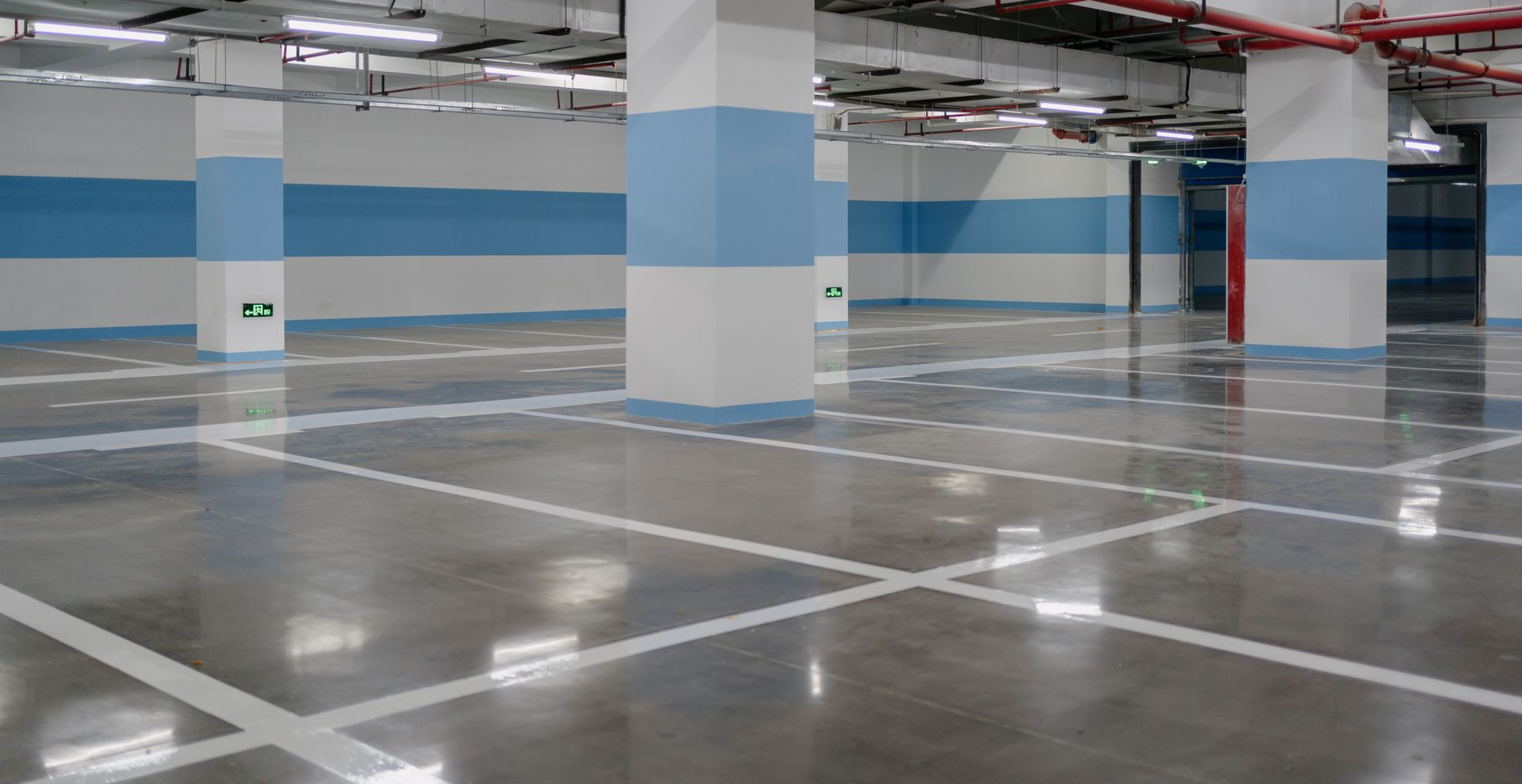 Le sol d'un parking.