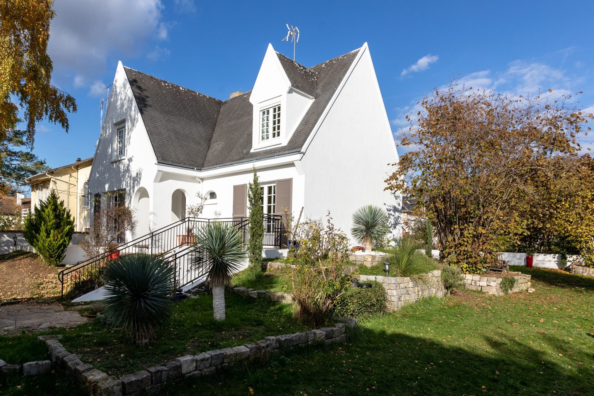 Une maison blanche à deux étages.