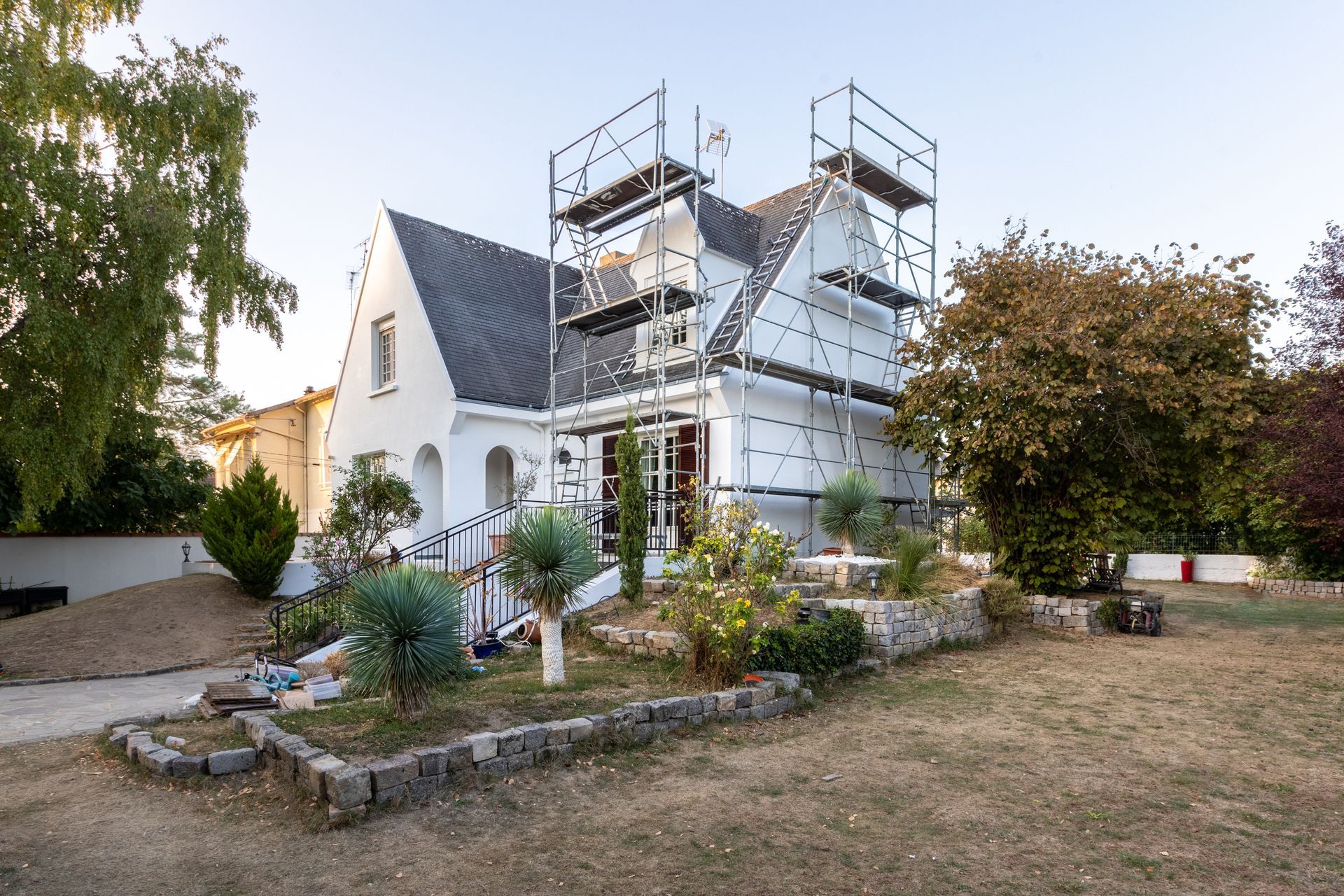 Un crépi de façade blanc.