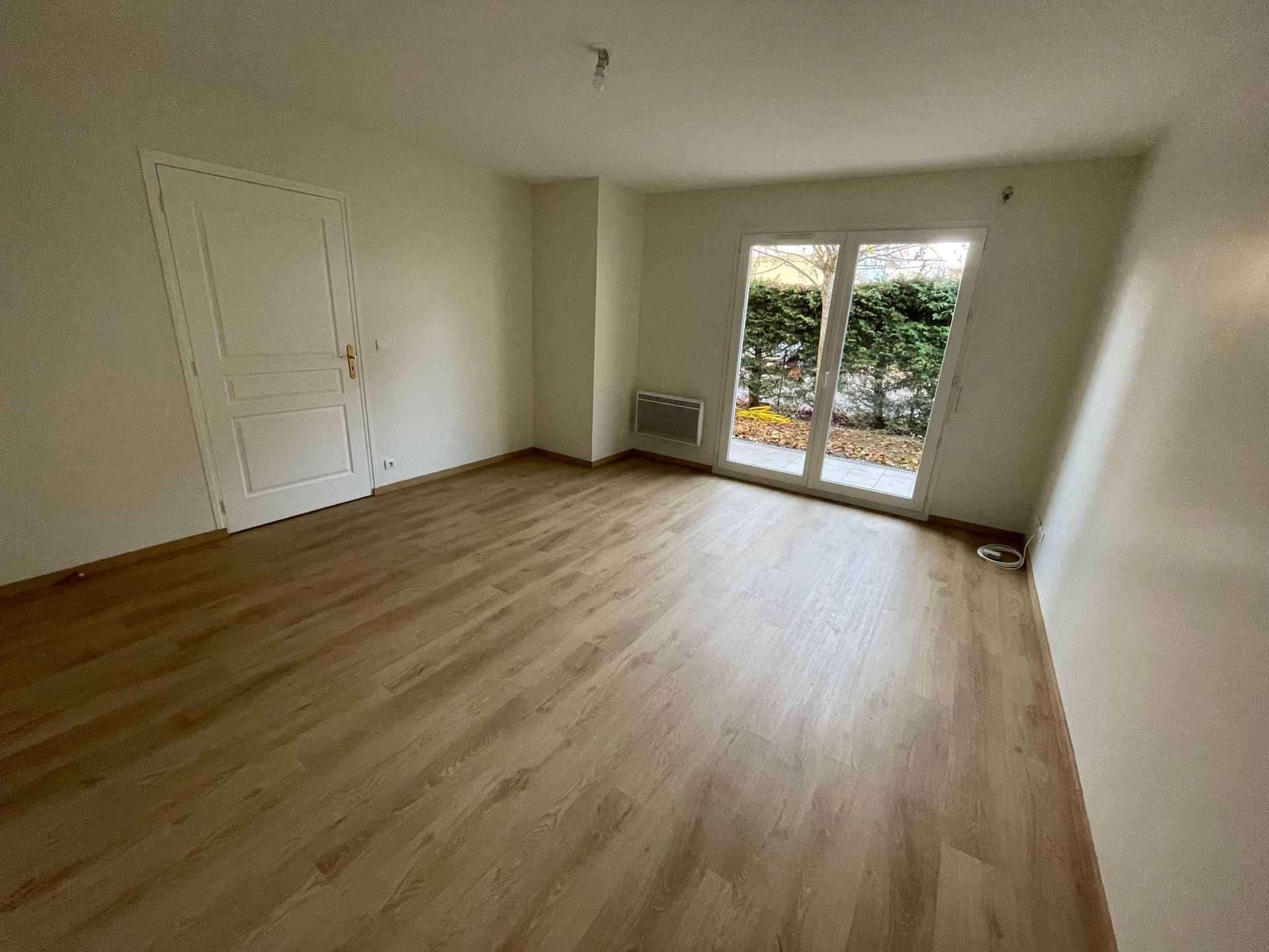 La pose d'une lame de parquet.