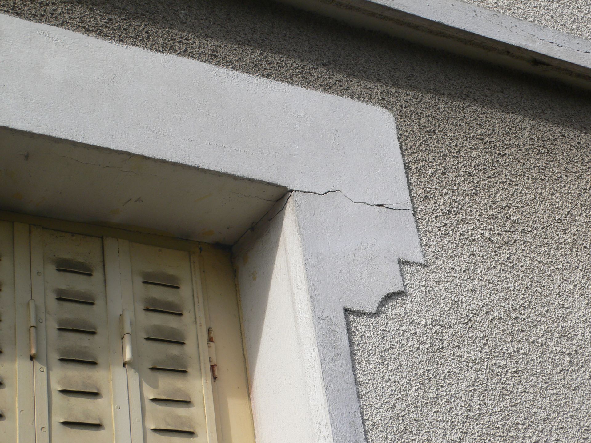 Une fissure sur une façade.