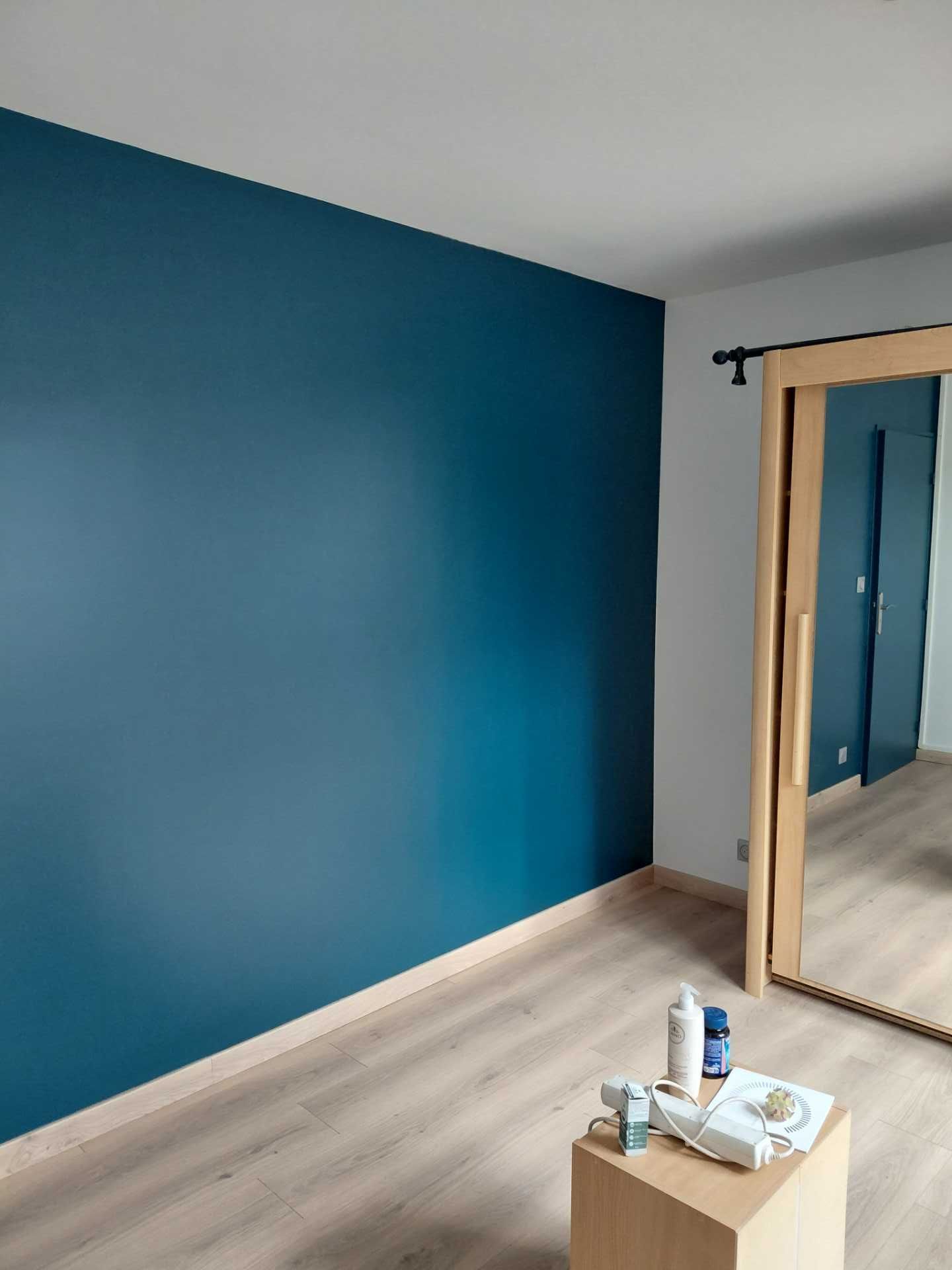 Un mur intérieur peint en vert.