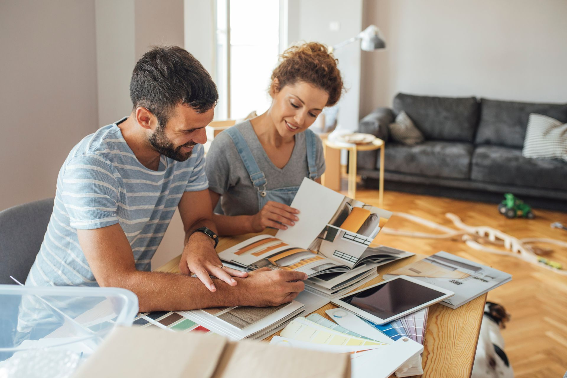 Un homme et une femme consultent un catalogue