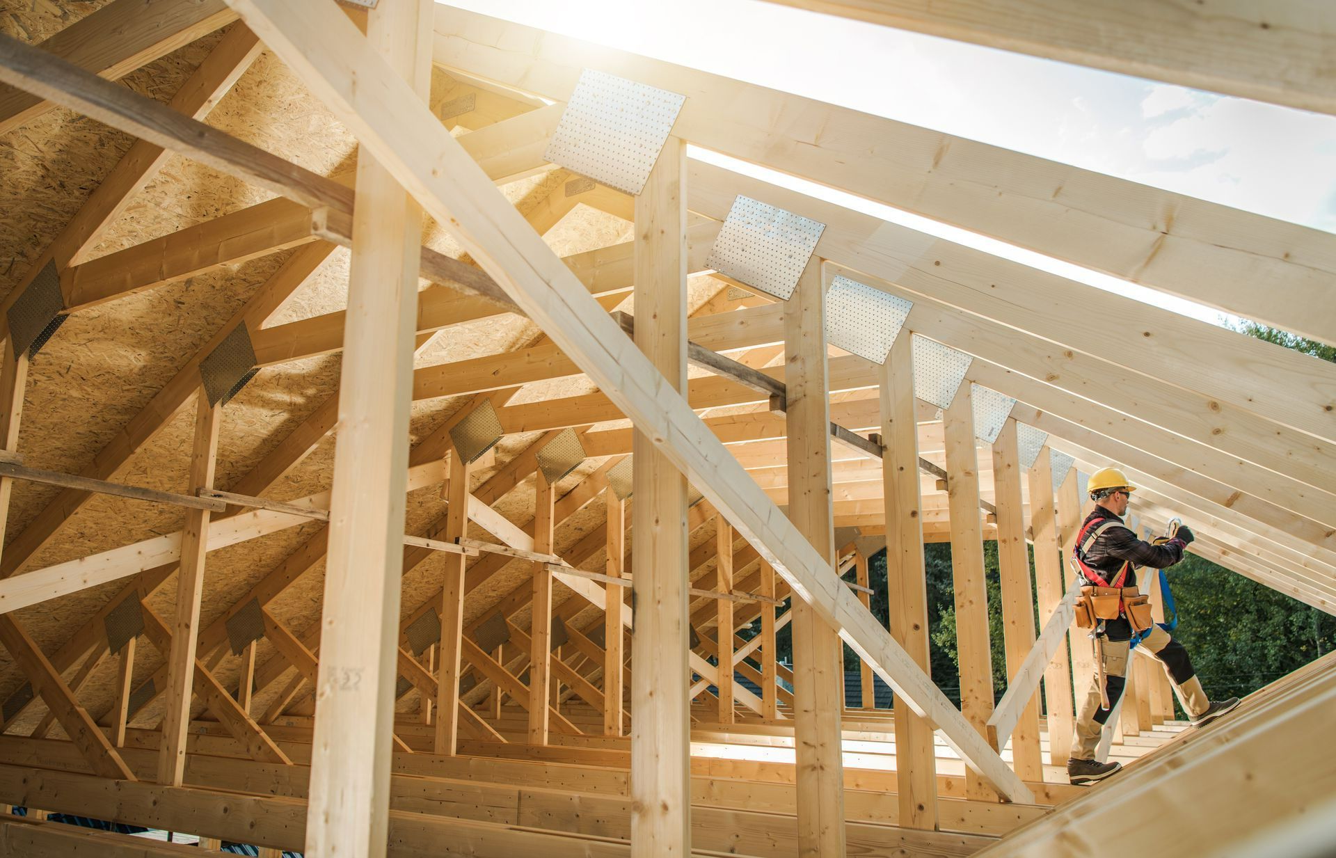 Homme sur une charpente en bois