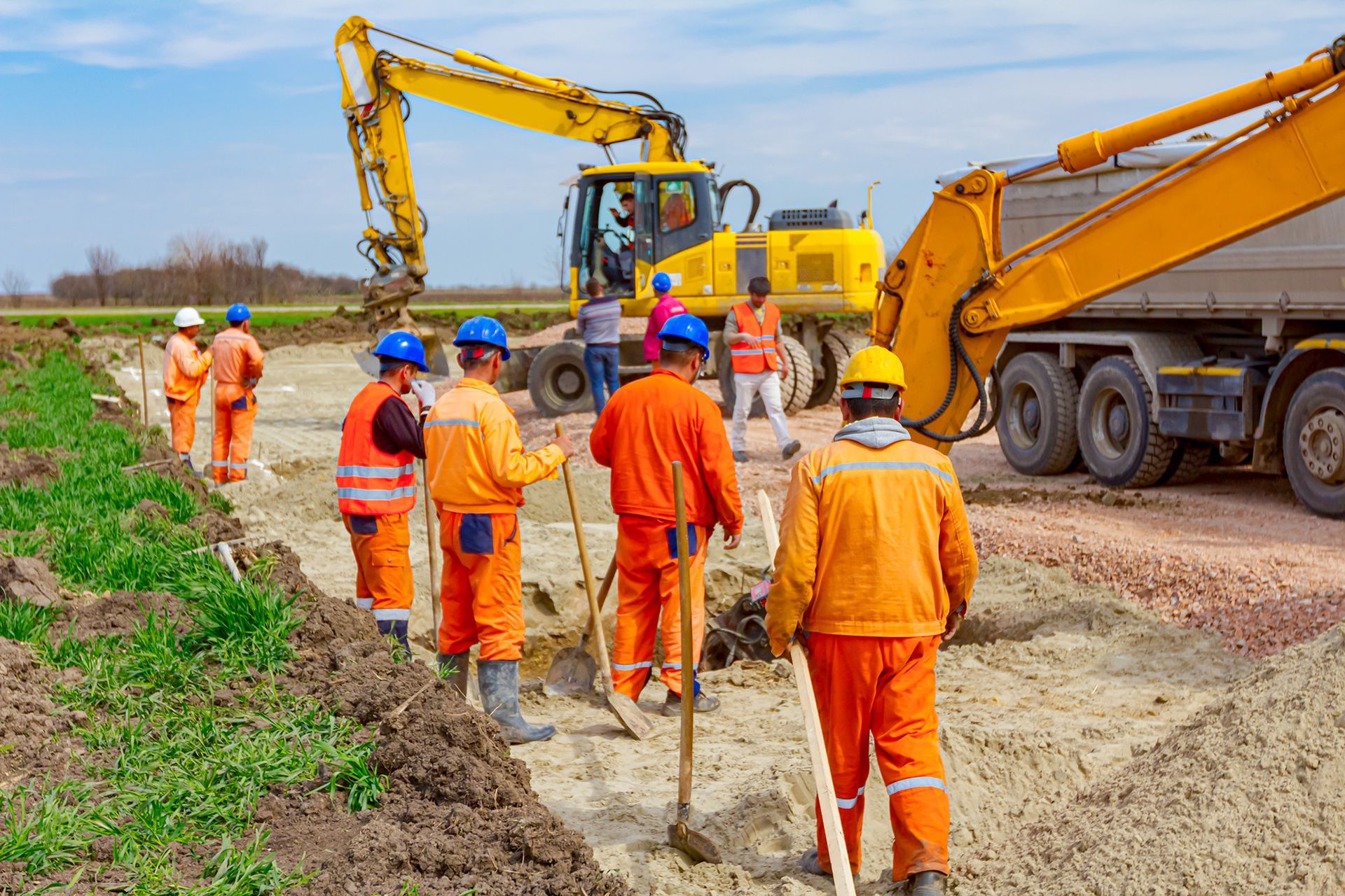 Eine Gruppe Bauarbeiter arbeitet auf einer Baustelle.