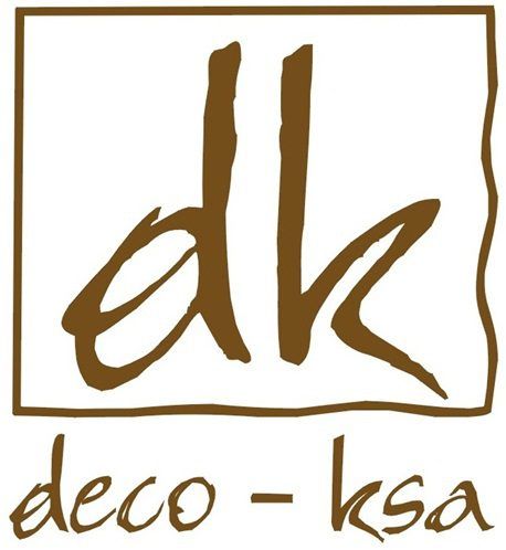 Un logotipo marrón y blanco para una empresa llamada deco-ksa