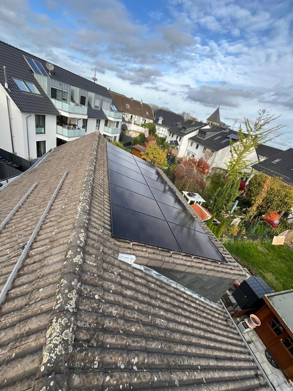 Ein Dach mit vielen Solarmodulen darauf.