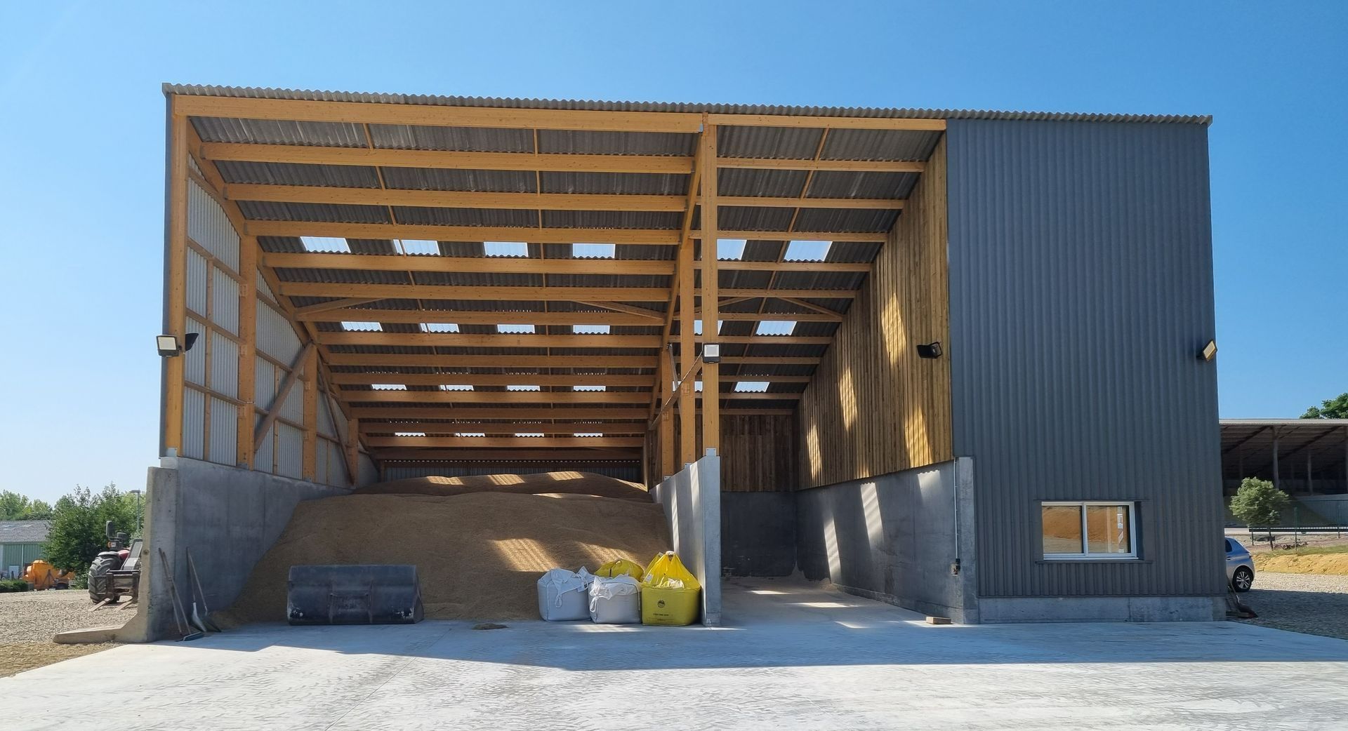 Un bâtiment agricole avec une charpente