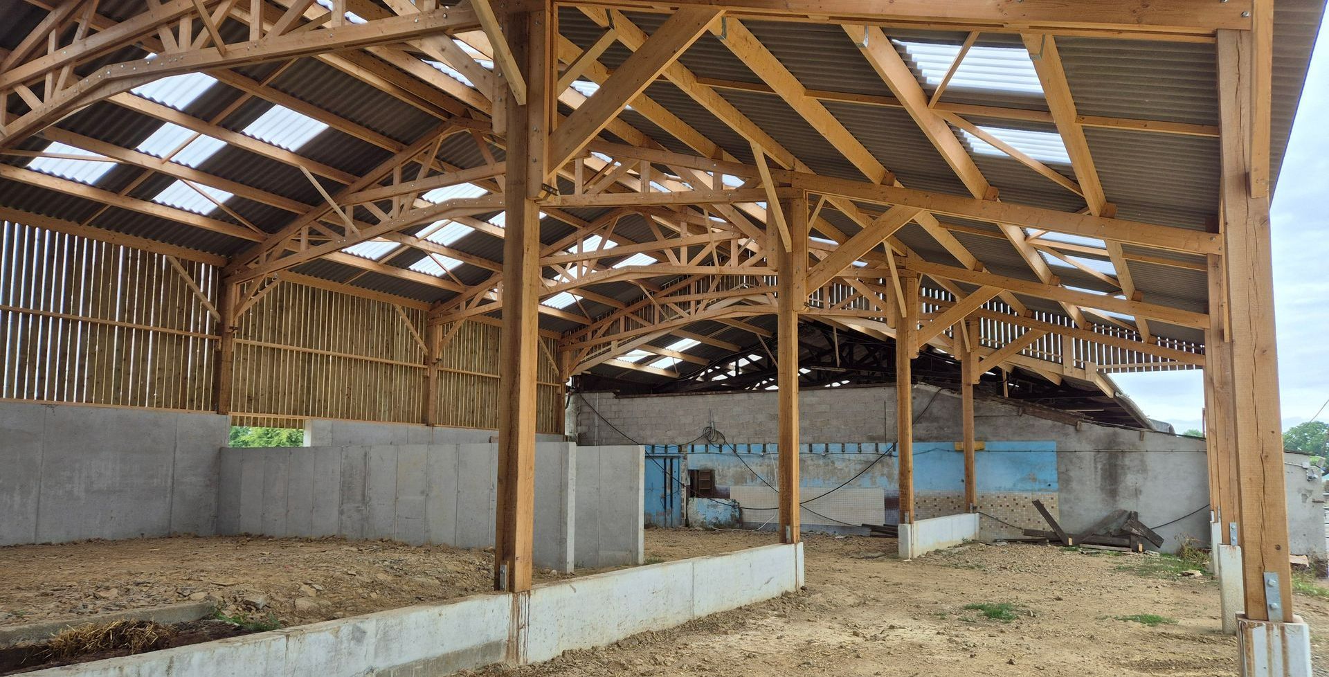 L'intérieur d'un bâtiment agricole