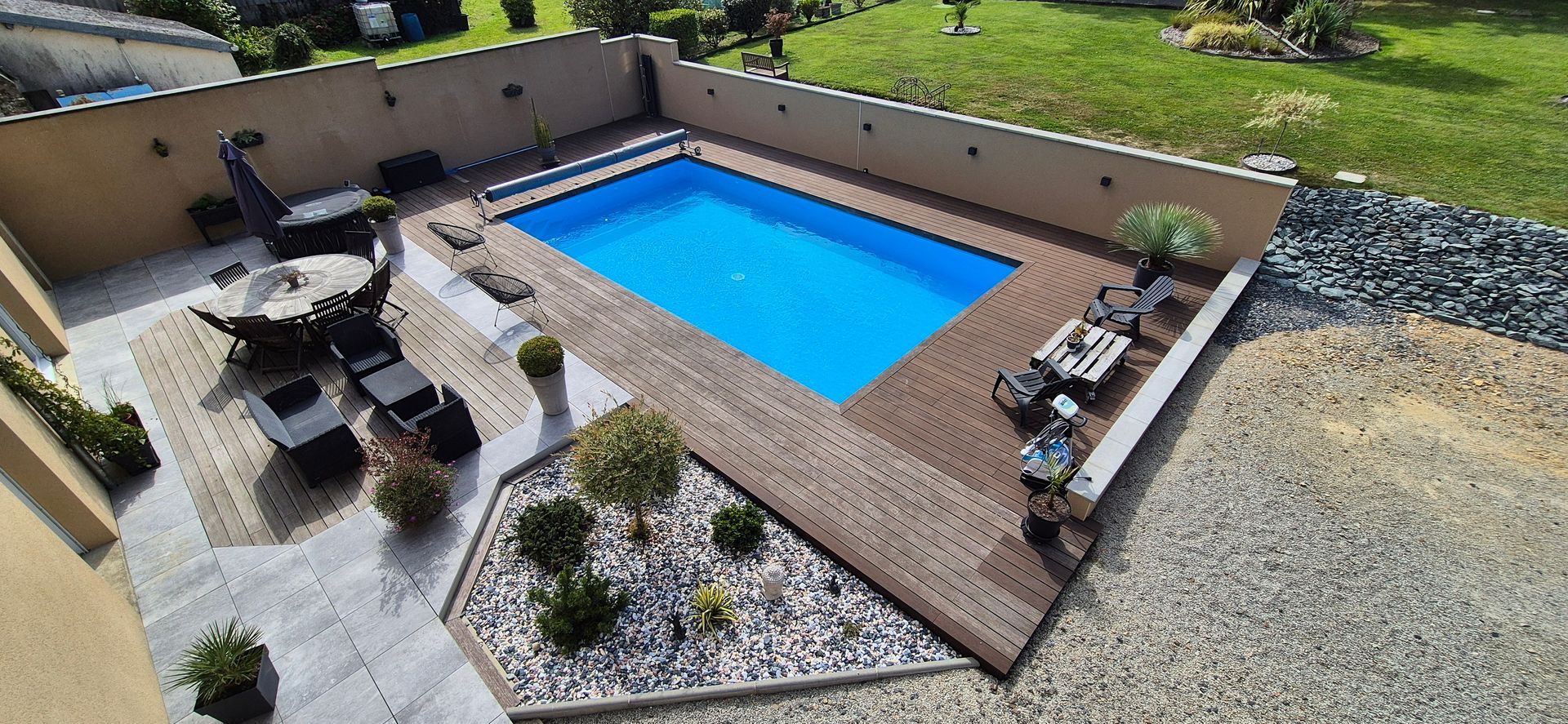 Une piscine avec une terrasse en bois