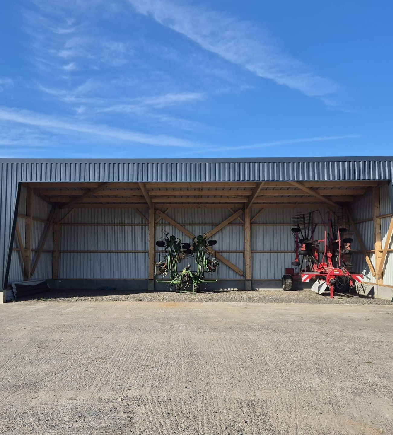 Un hangar à véhicule agricole