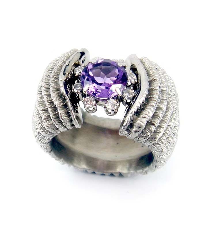 Silberner Ring mit einem violetten Edelstein, umgeben von Diamanten, strukturiertes Ringband.